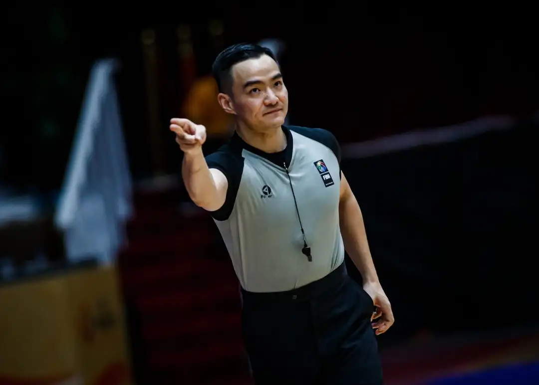 中国元素+1🥰上赛季CBA十佳裁判之一的孙健吹罚开拓者vs灰熊
