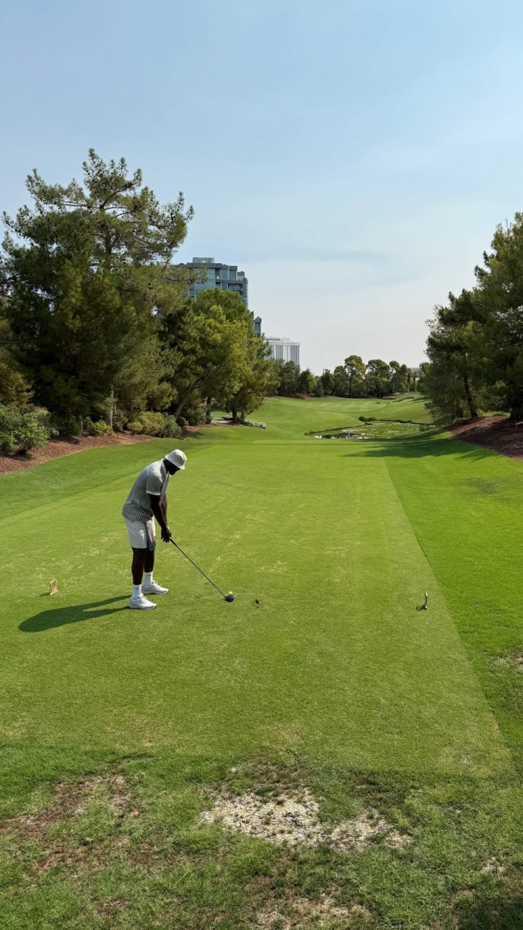 专注训练⛳️詹姆斯晒在维加斯打高尔夫：给我时间 我会做到的
