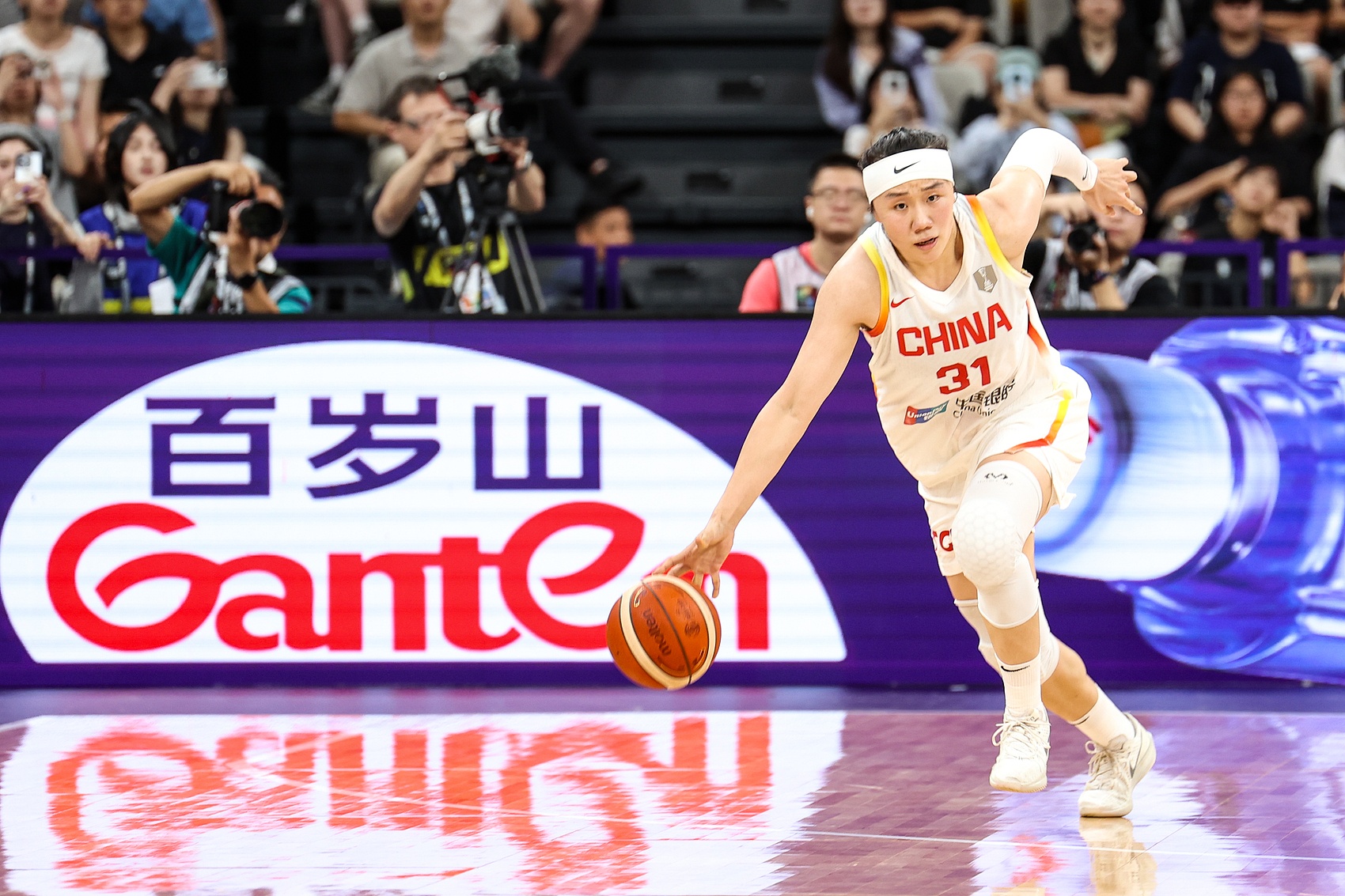 贾赛琪：之前没戴过发带 女篮精神就是场上场下都尽力帮助球队
