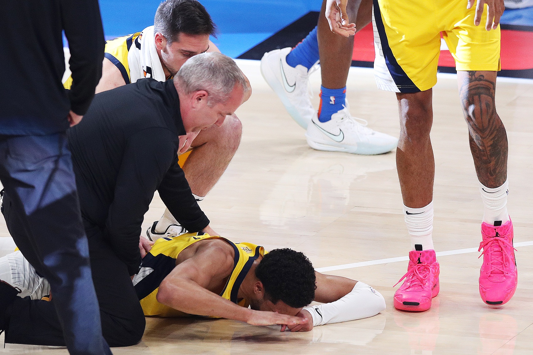 哈利伯顿：我在G5拉伤小腿本需休战一两周 G7开场我感觉很好😭